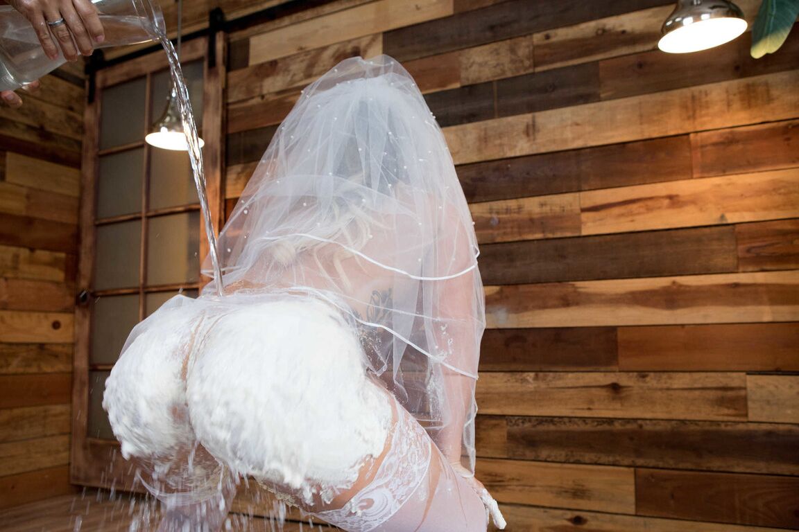 Cali Carter, mariée bien roulée de 21P, couvre son gros cul dans un gâteau de mariage