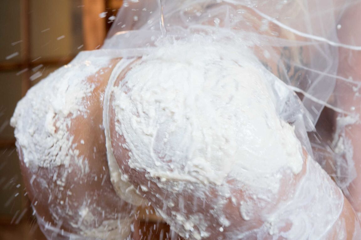Cali Carter, mariée bien roulée de 21P, couvre son gros cul dans un gâteau de mariage