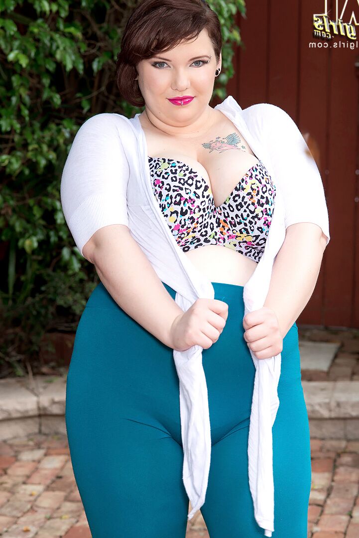 16P Sexy BBW Kitty McPherson descobre seus enormes peitos grandes