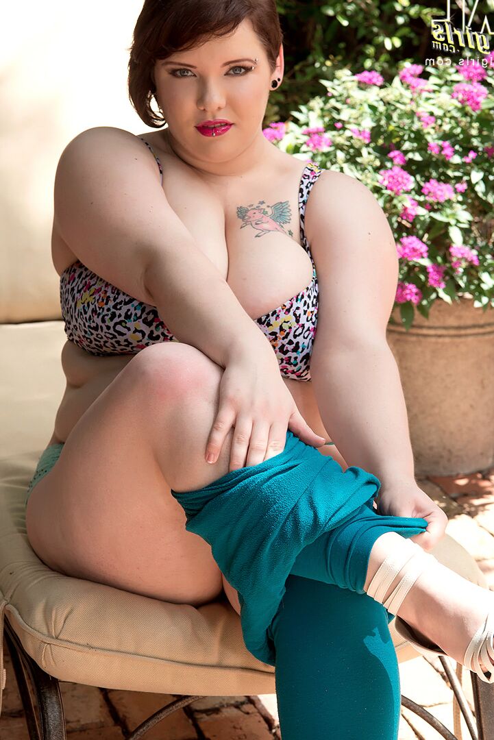 16P Sexy BBW Kitty McPherson descobre seus enormes peitos grandes