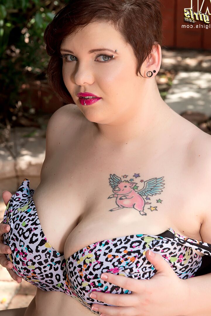 16P Sexy BBW Kitty McPherson descobre seus enormes peitos grandes