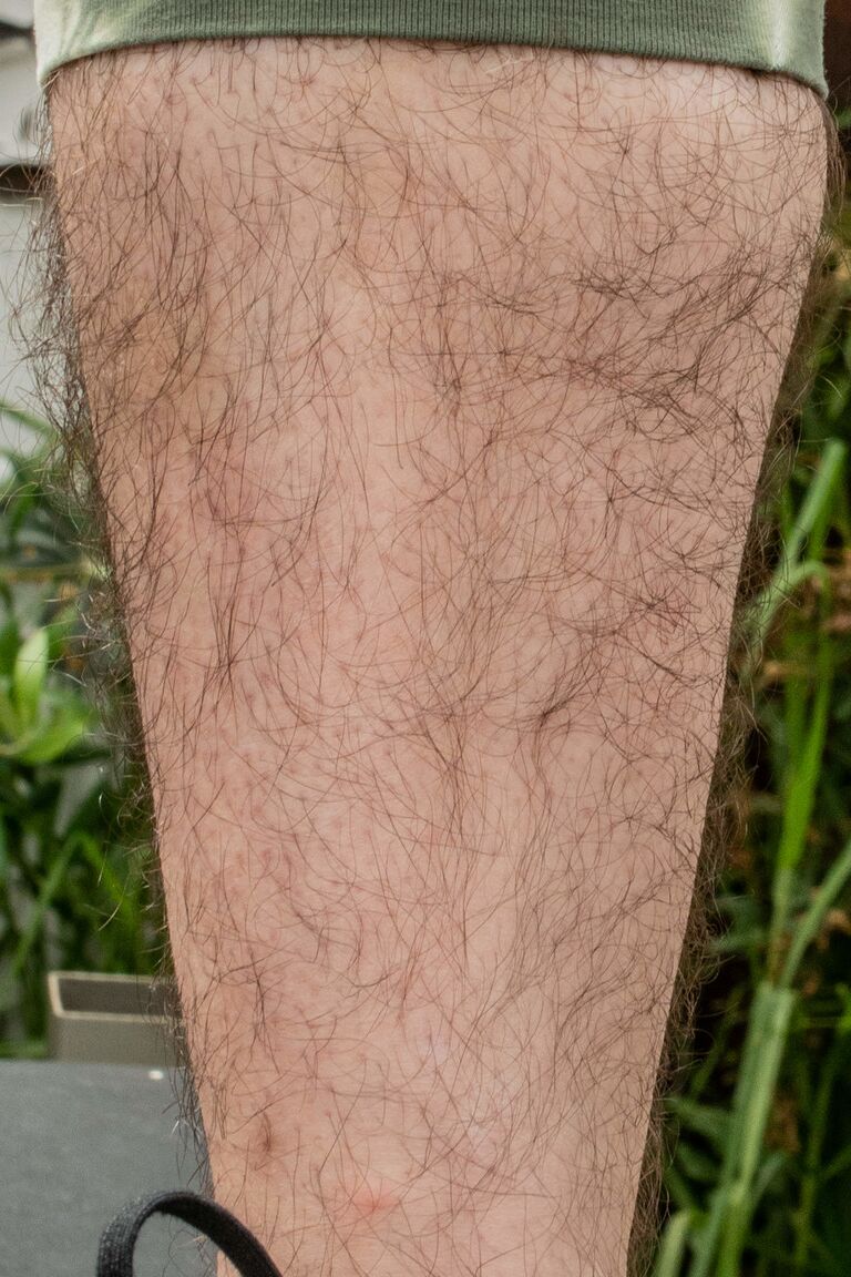 21P Mollige brünette Amateurin Harley Hex zieht sich im Freien aus