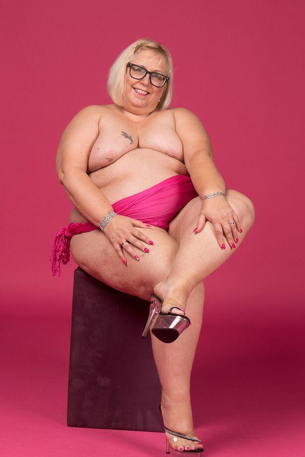 20P Blonde amateur Lexie Cummings displays her overweight body in high heels