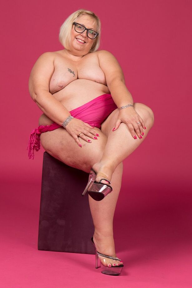 20P Blonde amateur Lexie Cummings displays her overweight body in high heels