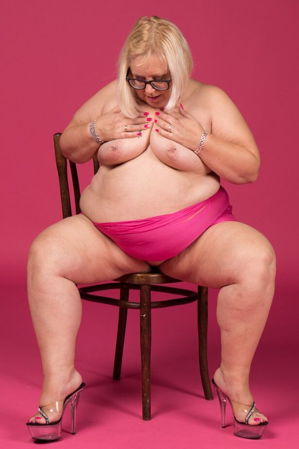 20P Blonde amateur Lexie Cummings displays her overweight body in high heels