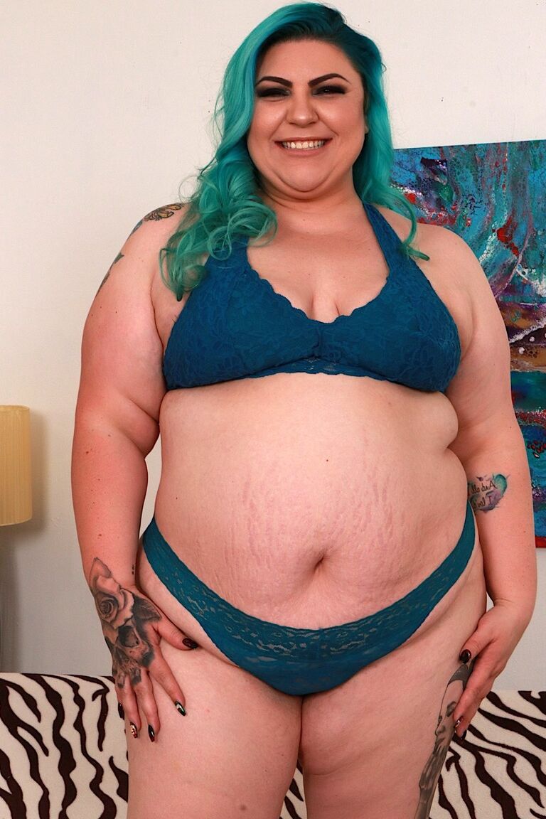 16P Cachonda BBW se desnuda y muestra sus jugosas tetas y su regordete coño delante de