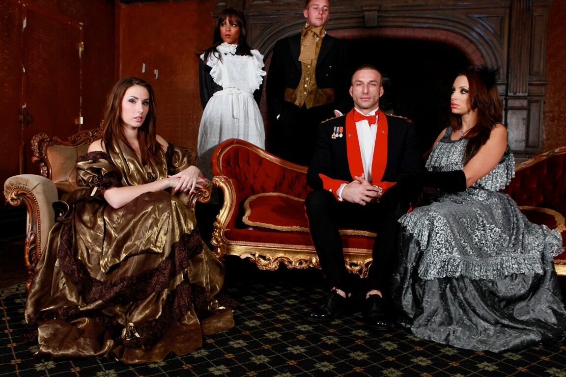 17P Porcha Sins et Paige Turnah, dames coquines, ayant des relations sexuelles en groupe dans un manoir