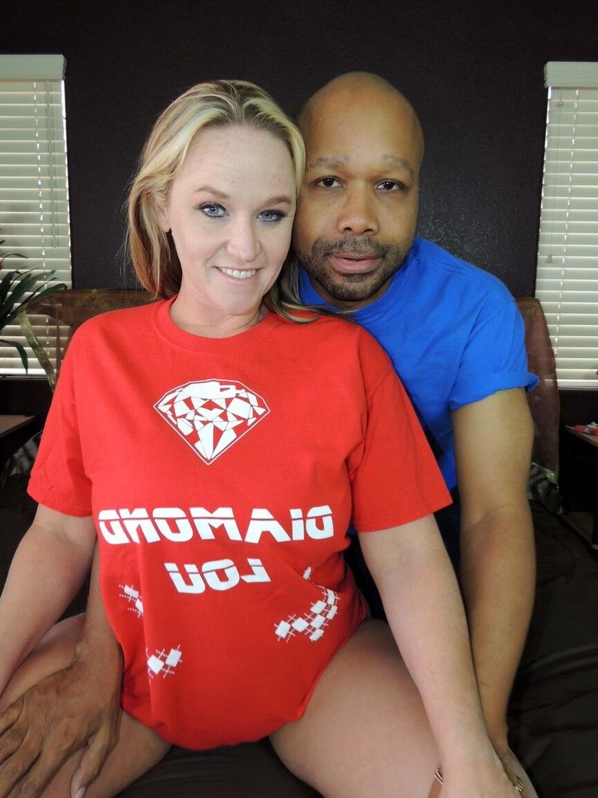 17P Rubia amateur Dee Siren muestra sus tetas antes de que Diamond Lou se una a ella