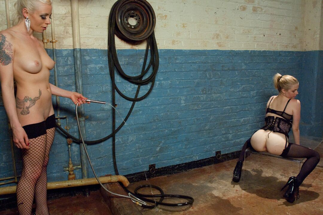 20P BDSM レズビアン ローレライ リーが浣腸後に嫌いな人の穴から水を噴出する