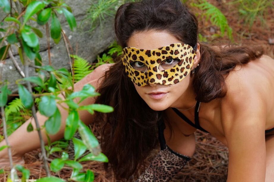 16P A morena hispânica gostosa Leah adora ficar nua e desagradável ao ar livre Ela rasteja