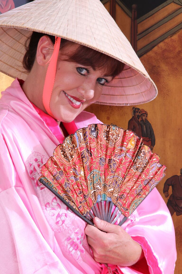 21P La muñeca madura Shauna se quita el camisón rosa
