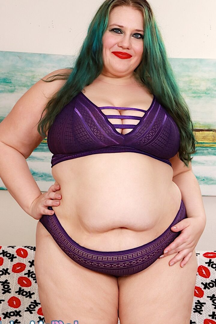 16P Obese chick Becki Butterfly sports dyed hair while being fucked by a machine