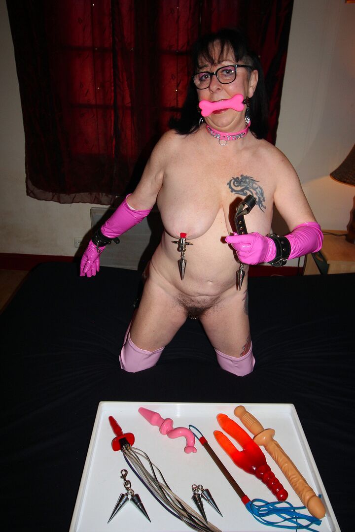 16P La mujer amateur Mary Bitch golpea a su castor mientras usa botas de látex rosa