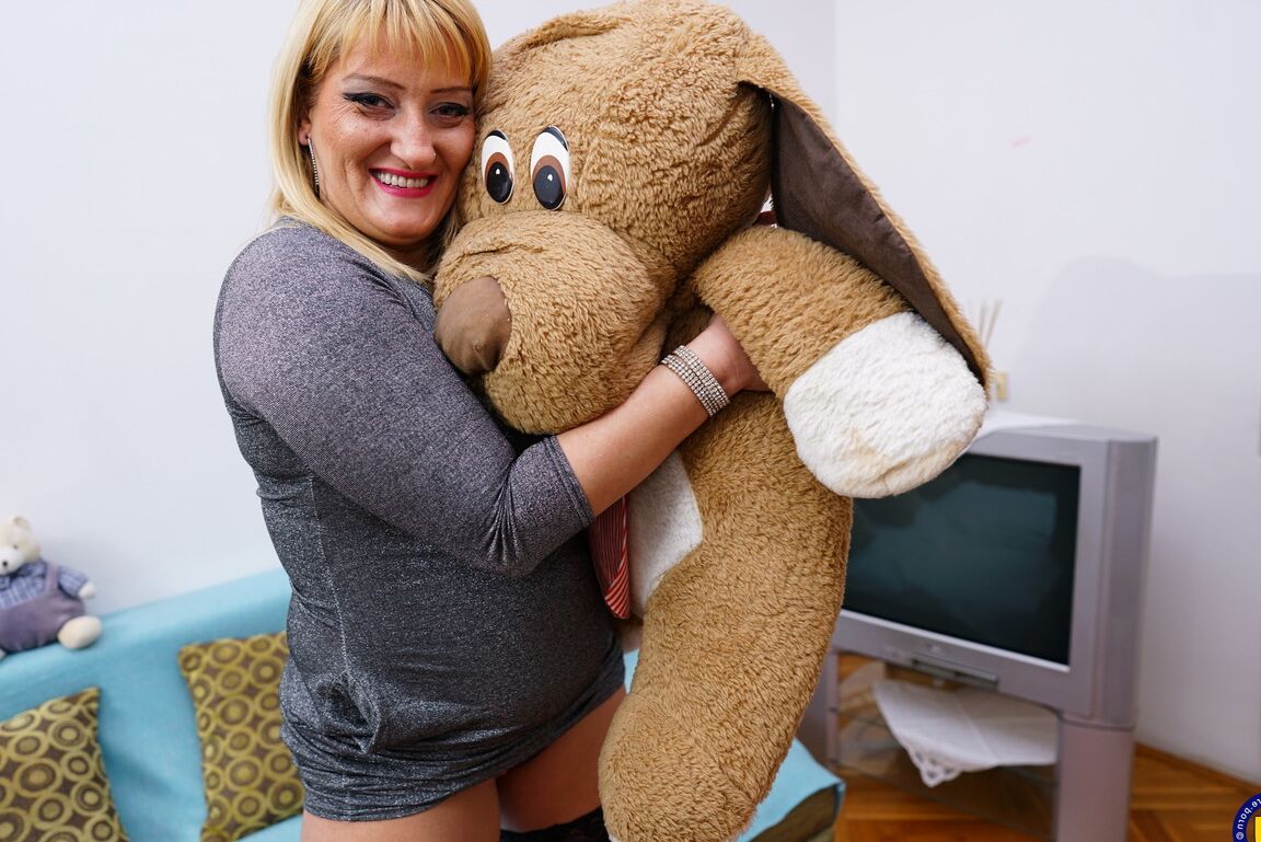 16P La madura Layla nos deja echar un vistazo a su muy traviesa vida personal