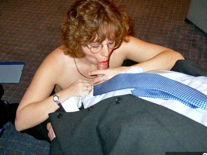 20P Madura tetona Curvy Claire usa gafas mientras intercambia sexo oral