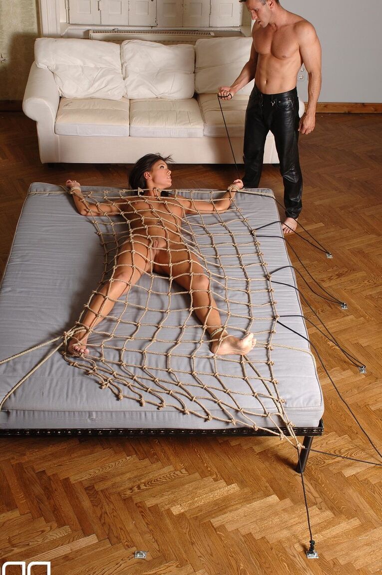 Melanie Memphis, amante hongroise du BDSM 21P, se fait malmener la chatte charnue.