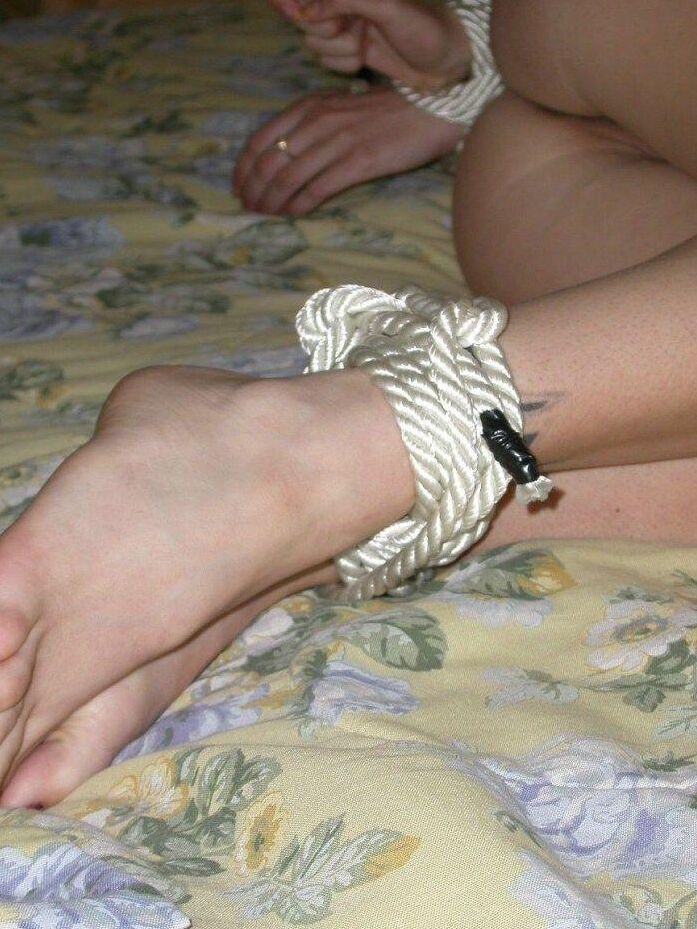 16P 赤毛の女性はベッドの上で猿ぐつわを噛まれて縛られていることに気づく