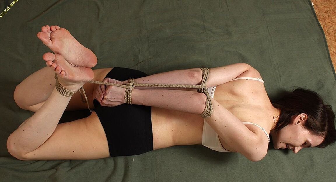 16P gefesselte Füße, Barfuß-Hogtie