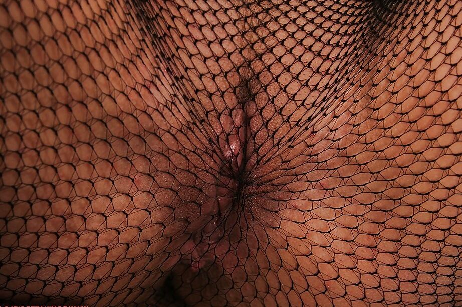 16P Gata morena sedutora de meia-calça tirando a lingerie