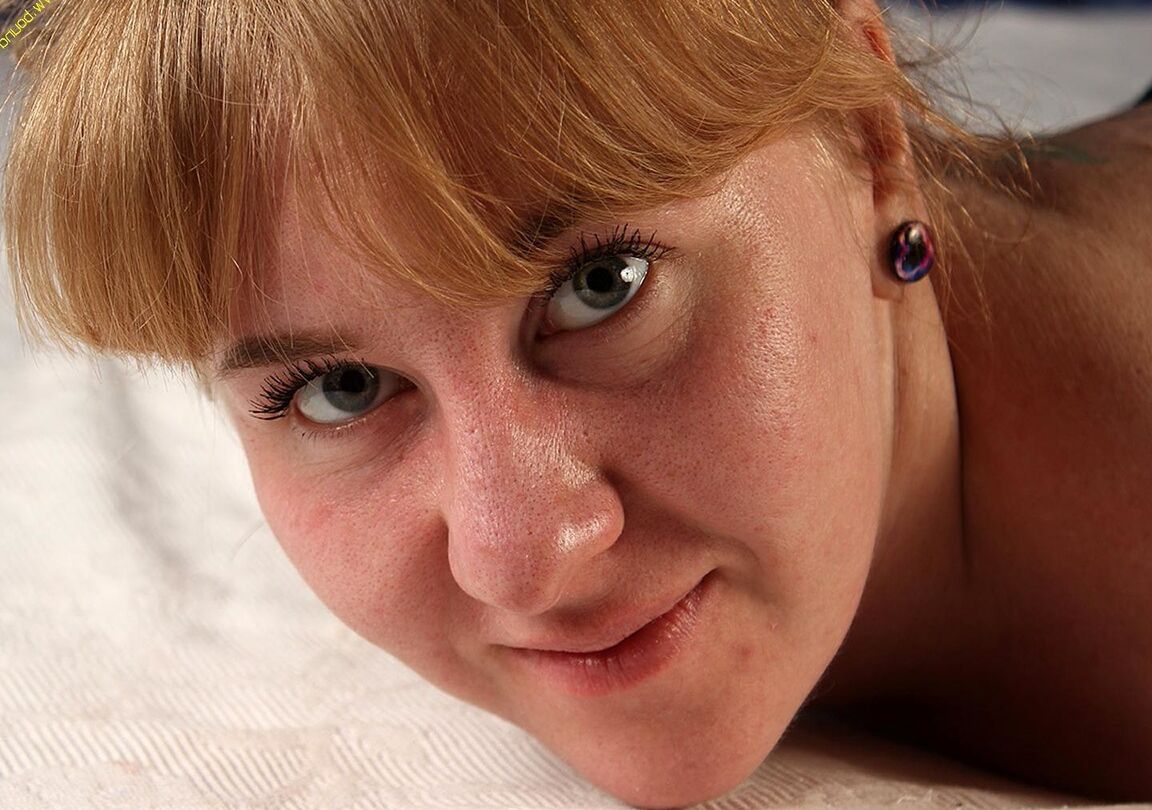 16P Une fille caucasienne montre la plante de ses pieds alors qu'elle est attachée avec une corde sur un lit