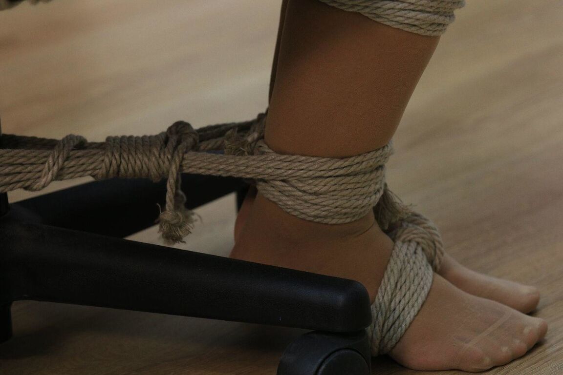 16P Sexy Tied Girls Inspetor Fiscal parte 2