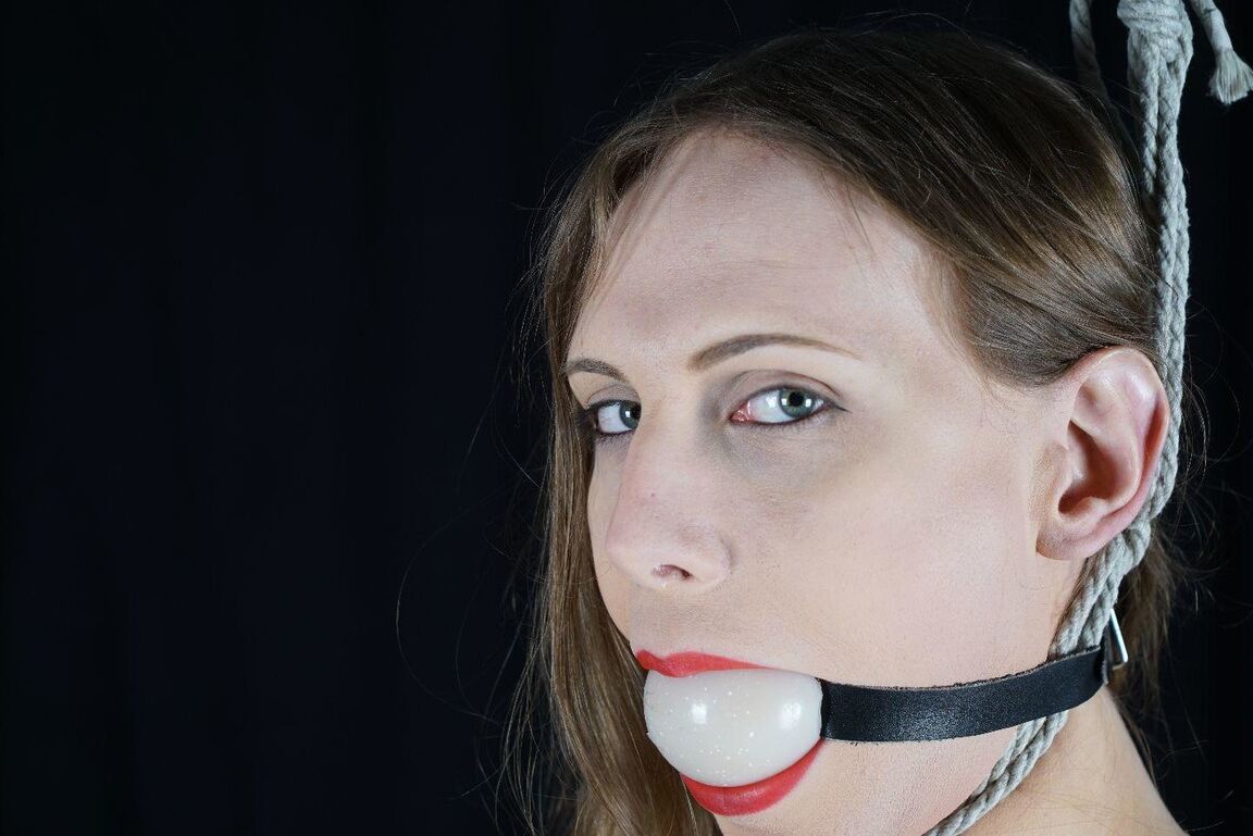 16P Sexy Tied Girls Premier bondage de lingerie avec Mitzi