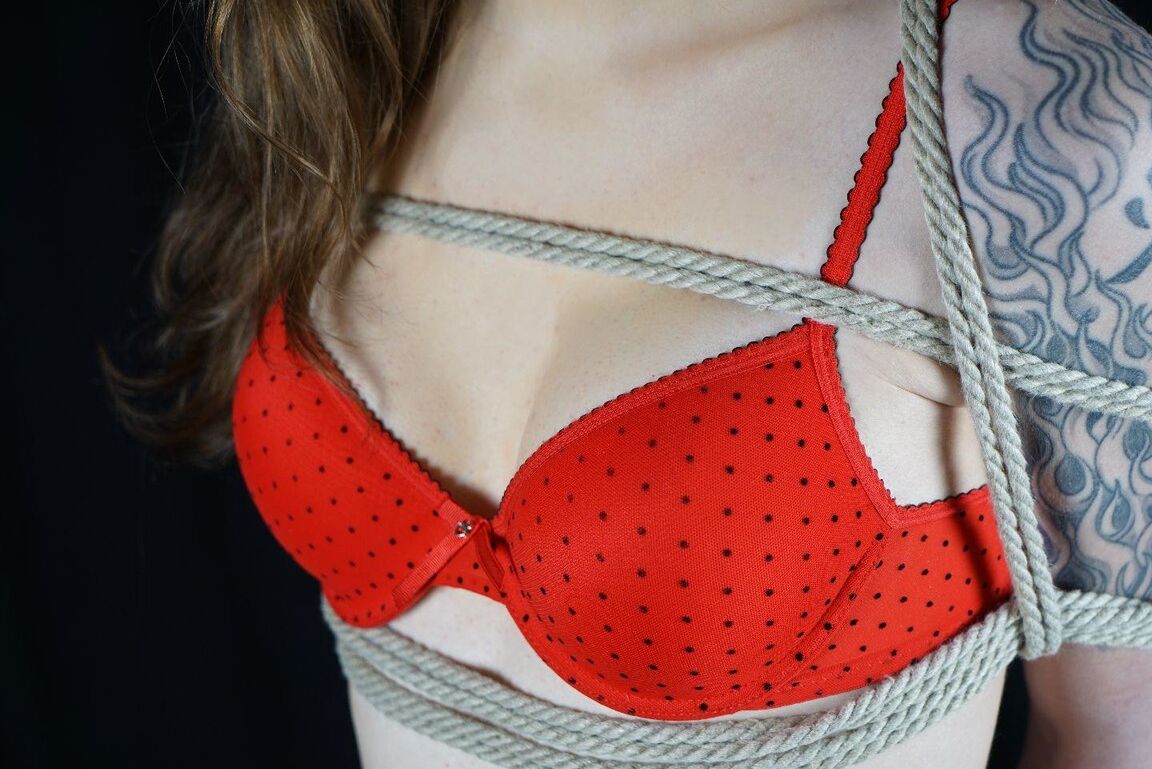 16P Sexy Tied Girls Premier bondage de lingerie avec Mitzi