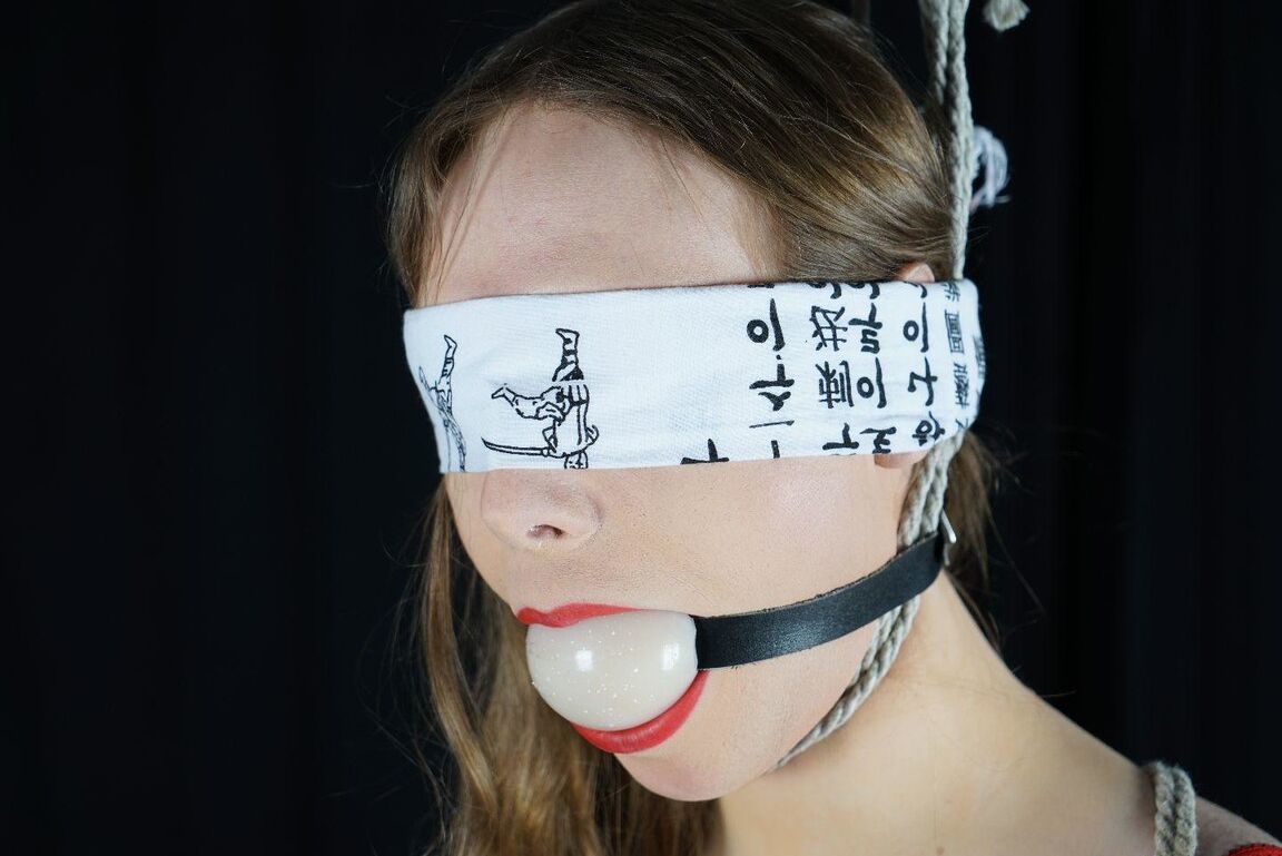 16P Sexy Tied Girls Premier bondage de lingerie avec Mitzi