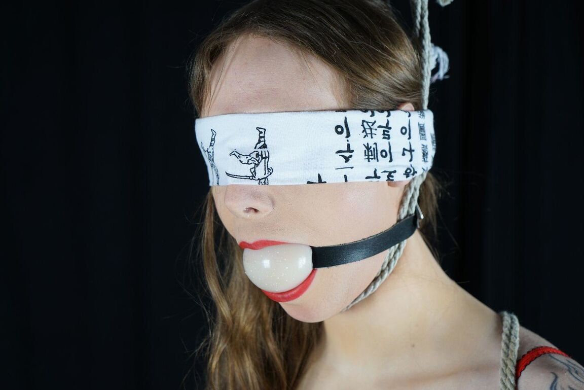 16P Sexy Tied Girls Premier bondage de lingerie avec Mitzi