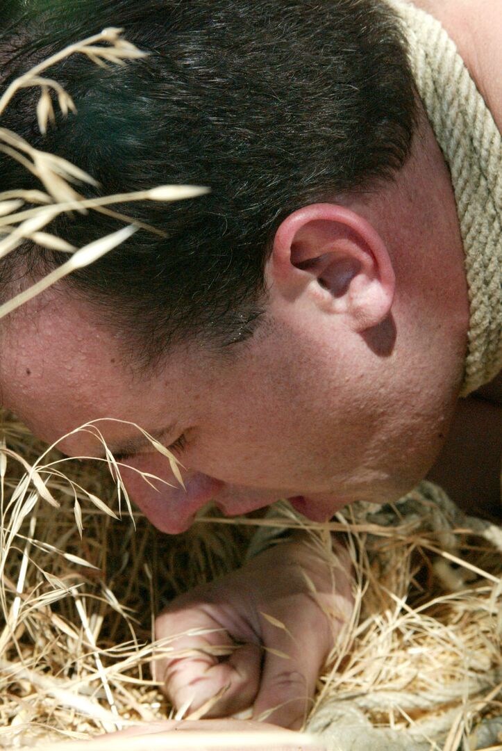 21P Las domes cachondas Harmony y Sativa Rose se follan a dos esclavos sexuales al aire libre
