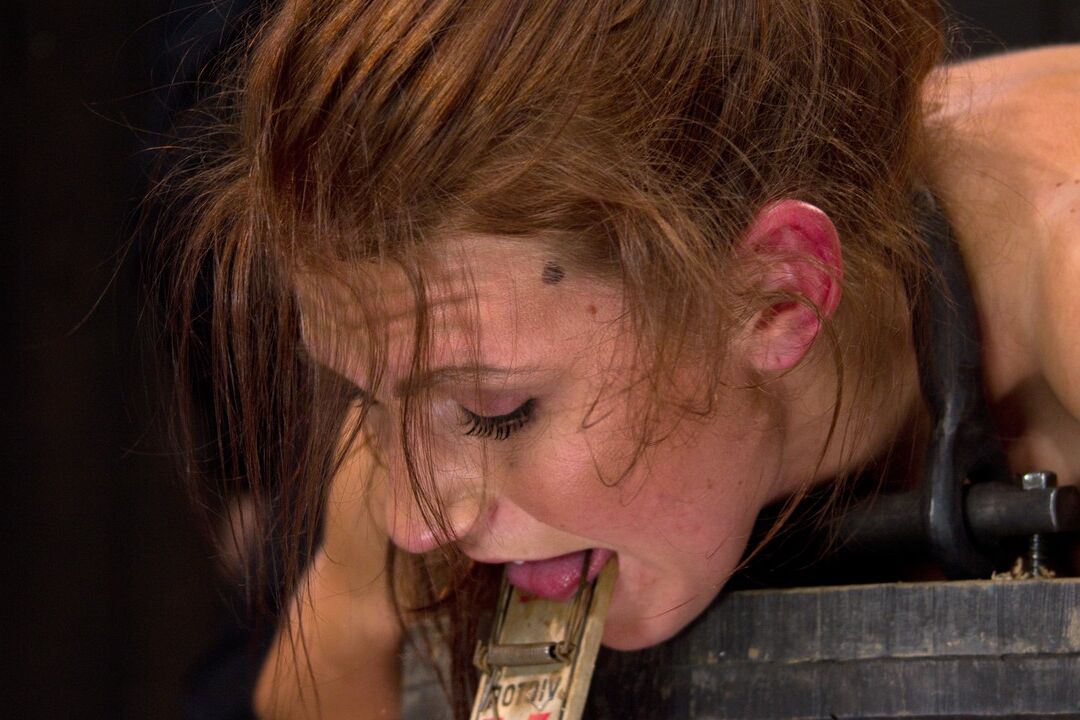 21P Device Bondage Delilah Knight