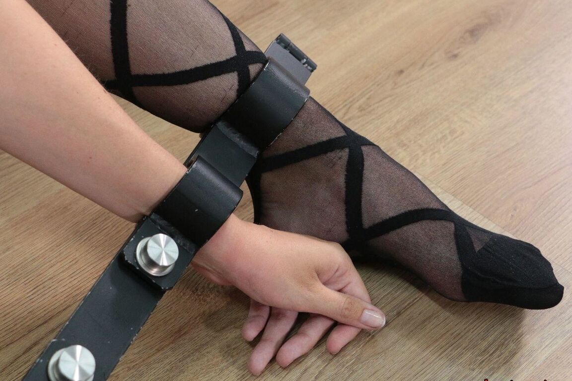 16P Sexy Tied Girls Lea muito indefesa