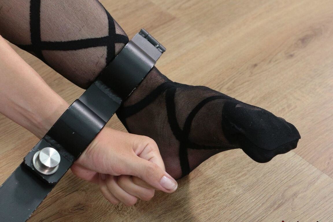 16P Sexy Tied Girls Lea muito indefesa