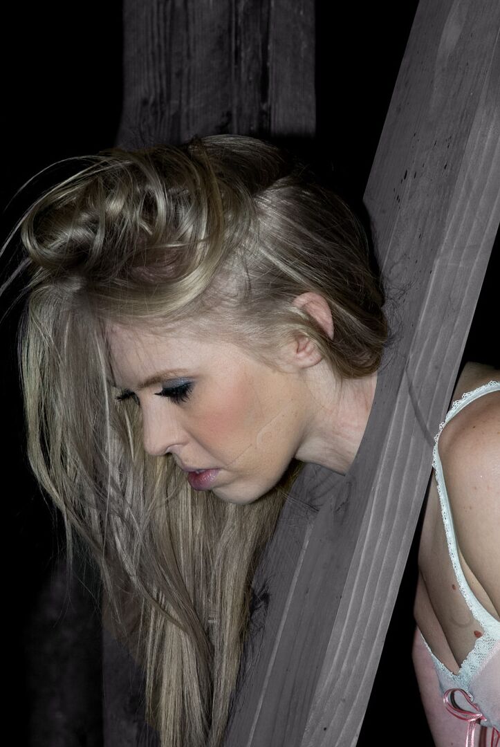 20P Hottie Sarah Jane Ceylon obtiene su cuello sujeto en una culata de madera vertical