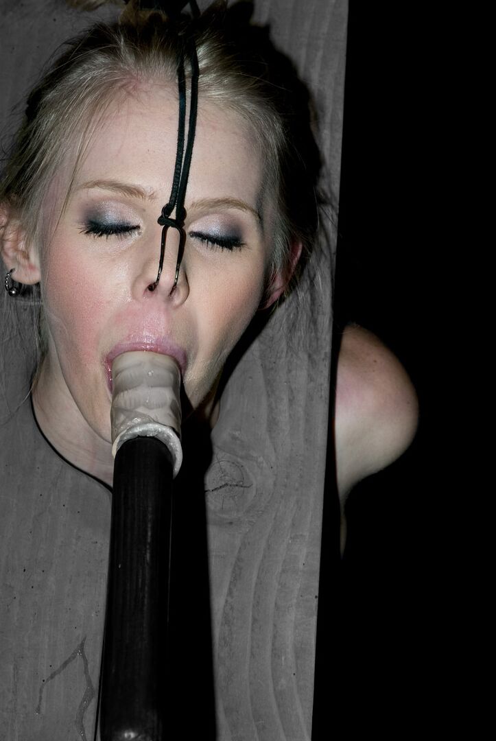20P Hottie Sarah Jane Ceylon obtiene su cuello sujeto en una culata de madera vertical