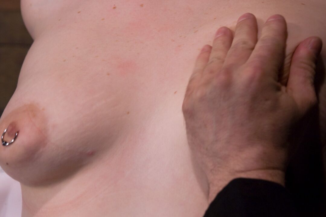 21P La chaude blonde Sabrina Wolf se fait vibrer la chatte alors qu'elle se tient debout dans un bondage à la corde