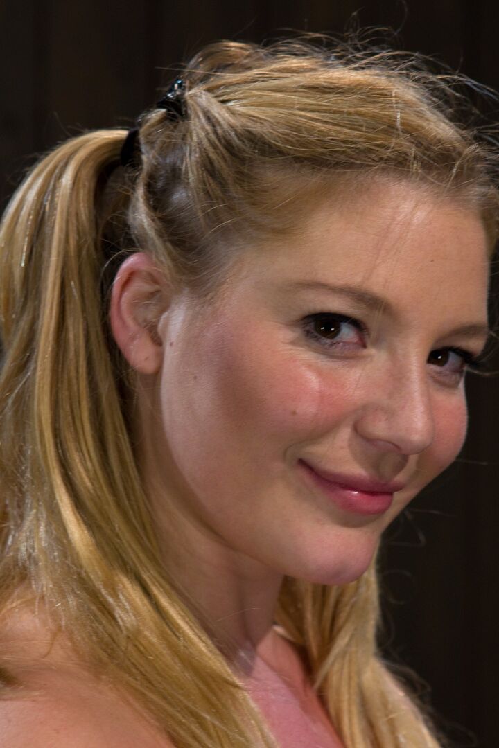 21P Device Bondage Aurora Snow