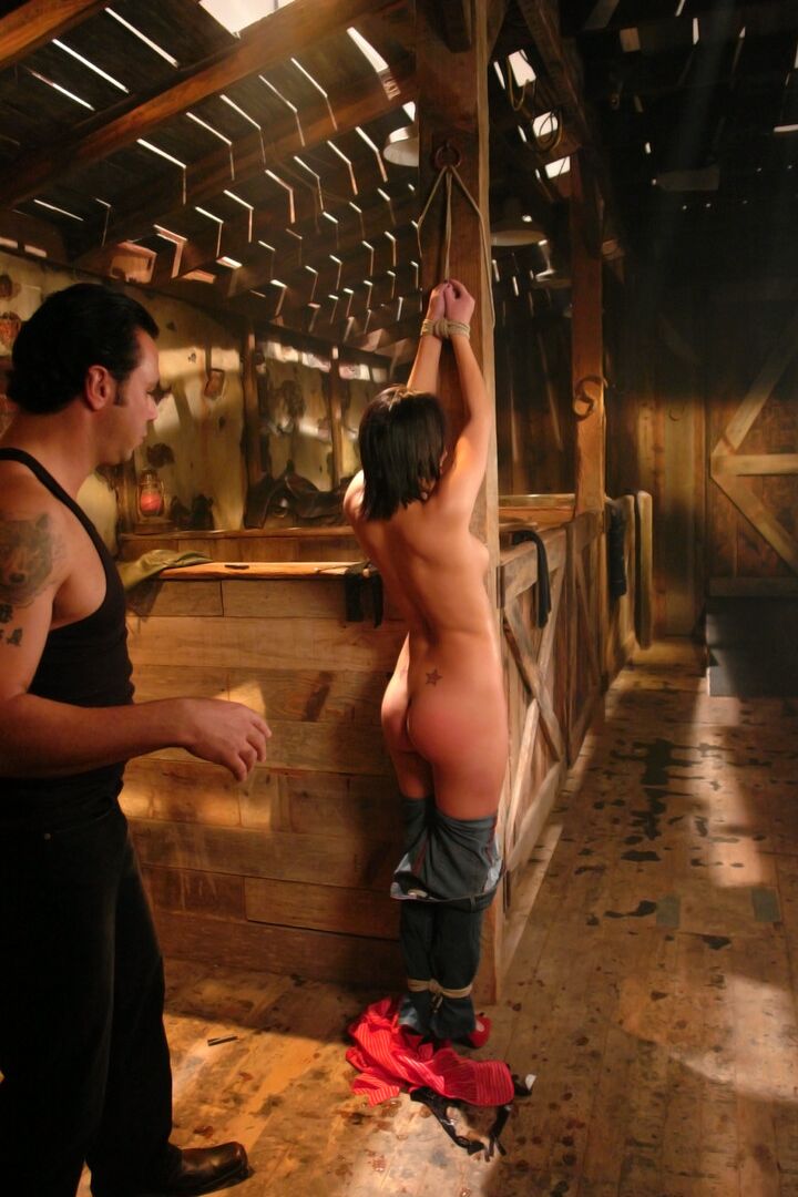 17P La fille blanche Presley Maddox endure la bastonnade dans une grange pendant un jeu BDSM