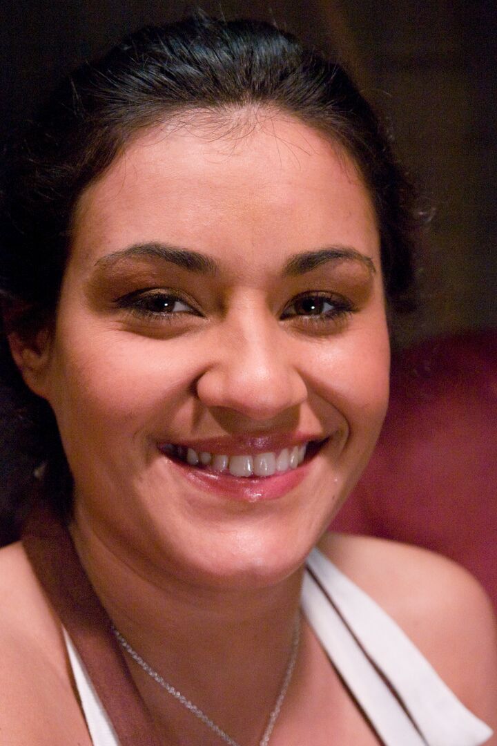 17P La brune attachée Charley Chase endure la torture des mamelons avant de sucer une bite forcée
