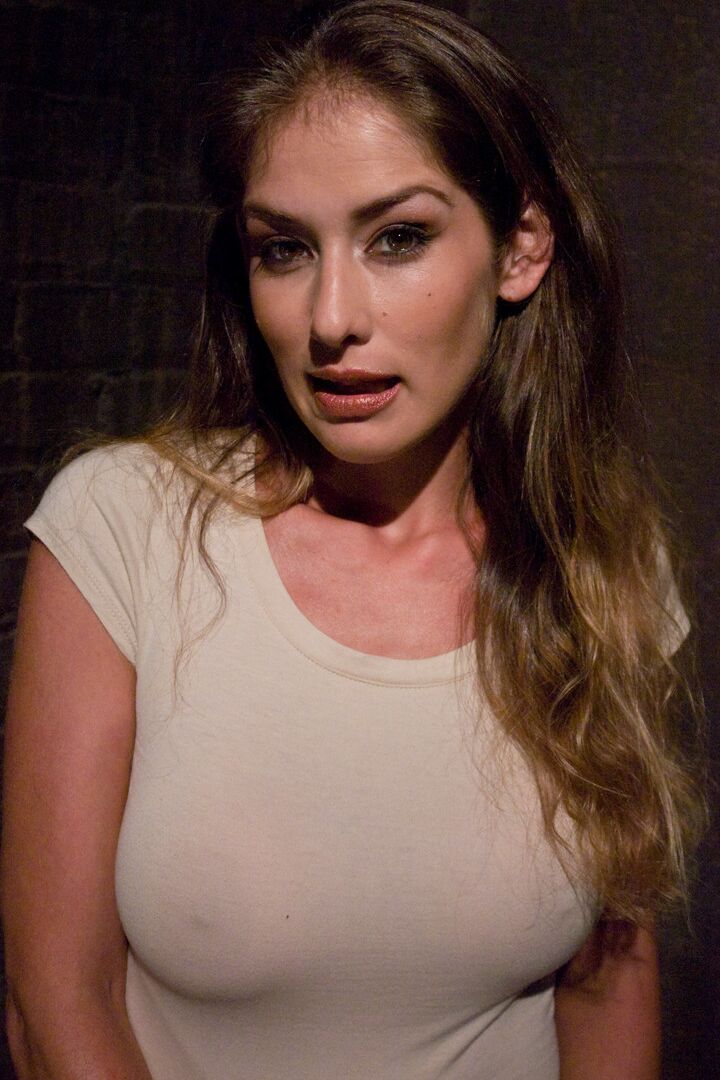 20P MILF sexy atada Felony muestra sus tetas y recibe una follada dura en la boca
