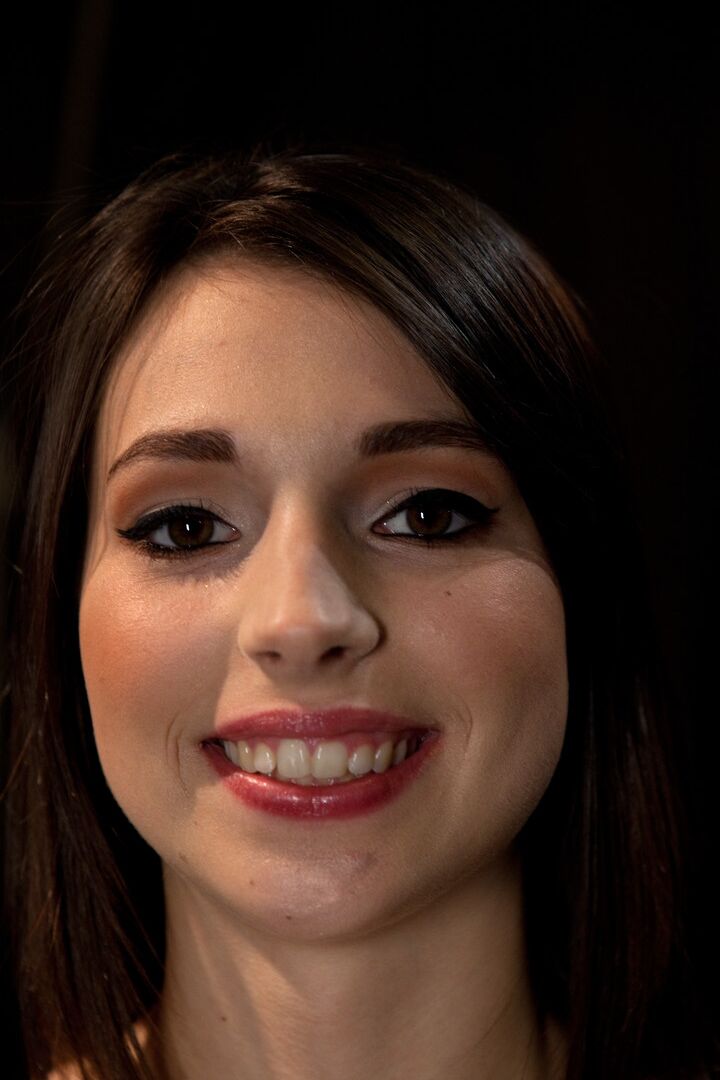 21P La jolie fille Kristine Kahill a la chatte lestée et jouée en bondage