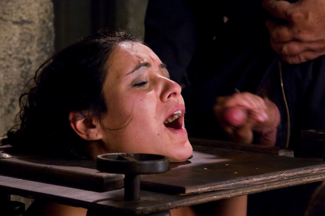 21P Hogtied Charley Chase, Lochai