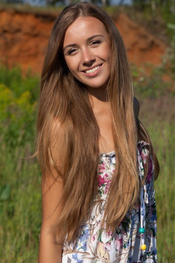 18P La delgada joven de pelo largo Lina se quita su colorido vestido al aire libre