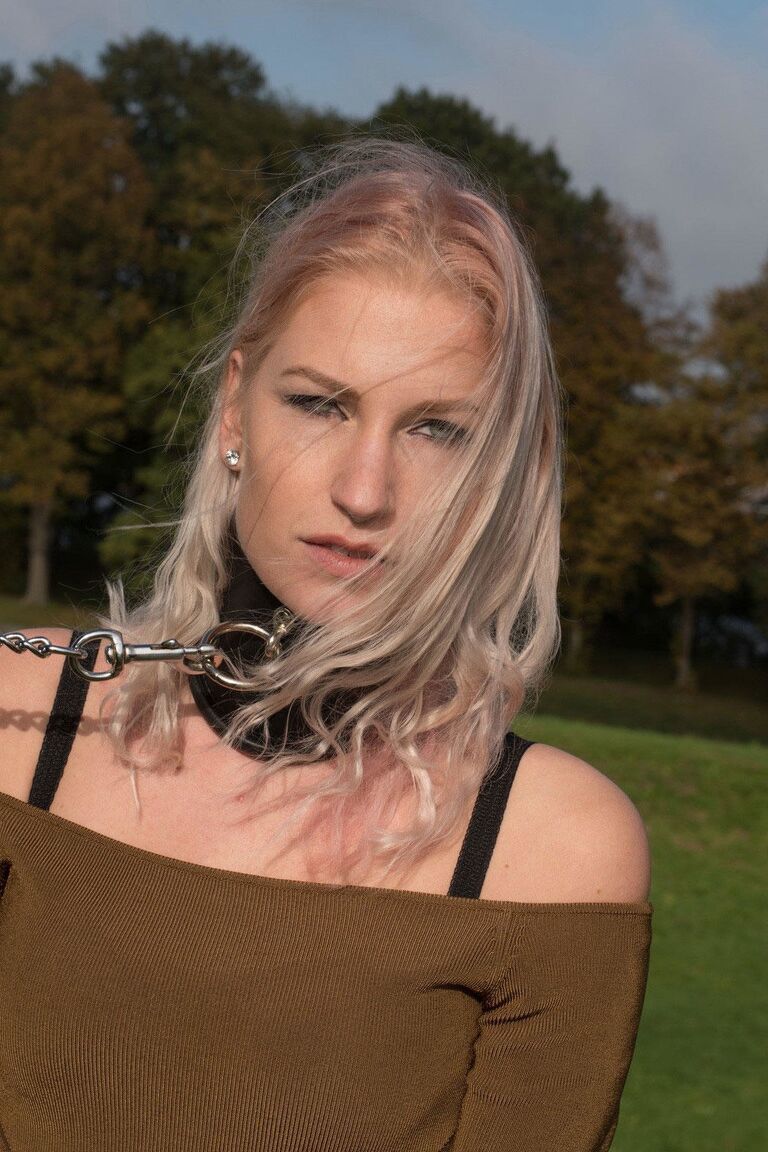 16P Die unterwürfige Blondine Arienh Autumn wird mit einem Ballknebel ausgestattet und mit Wasserschellen gefesselt