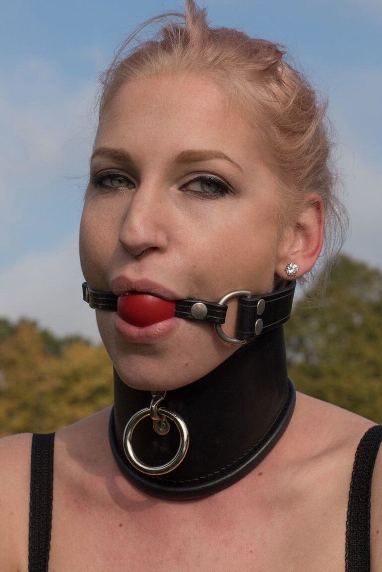 16P Die unterwürfige Blondine Arienh Autumn wird mit einem Ballknebel ausgestattet und mit Wasserschellen gefesselt