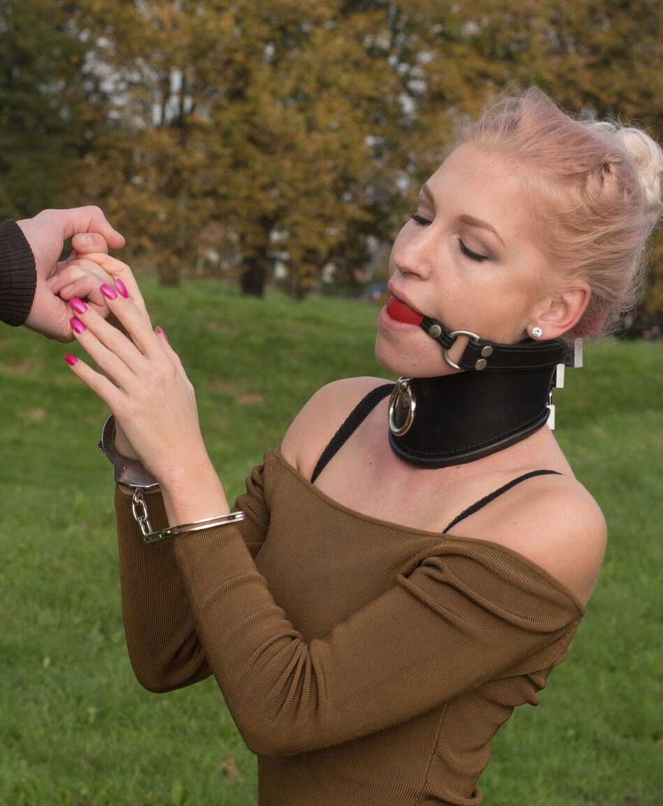 16P Die unterwürfige Blondine Arienh Autumn wird mit einem Ballknebel ausgestattet und mit Wasserschellen gefesselt