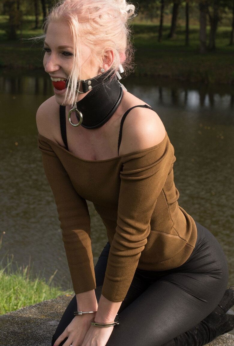 16P Die unterwürfige Blondine Arienh Autumn wird mit einem Ballknebel ausgestattet und mit Wasserschellen gefesselt