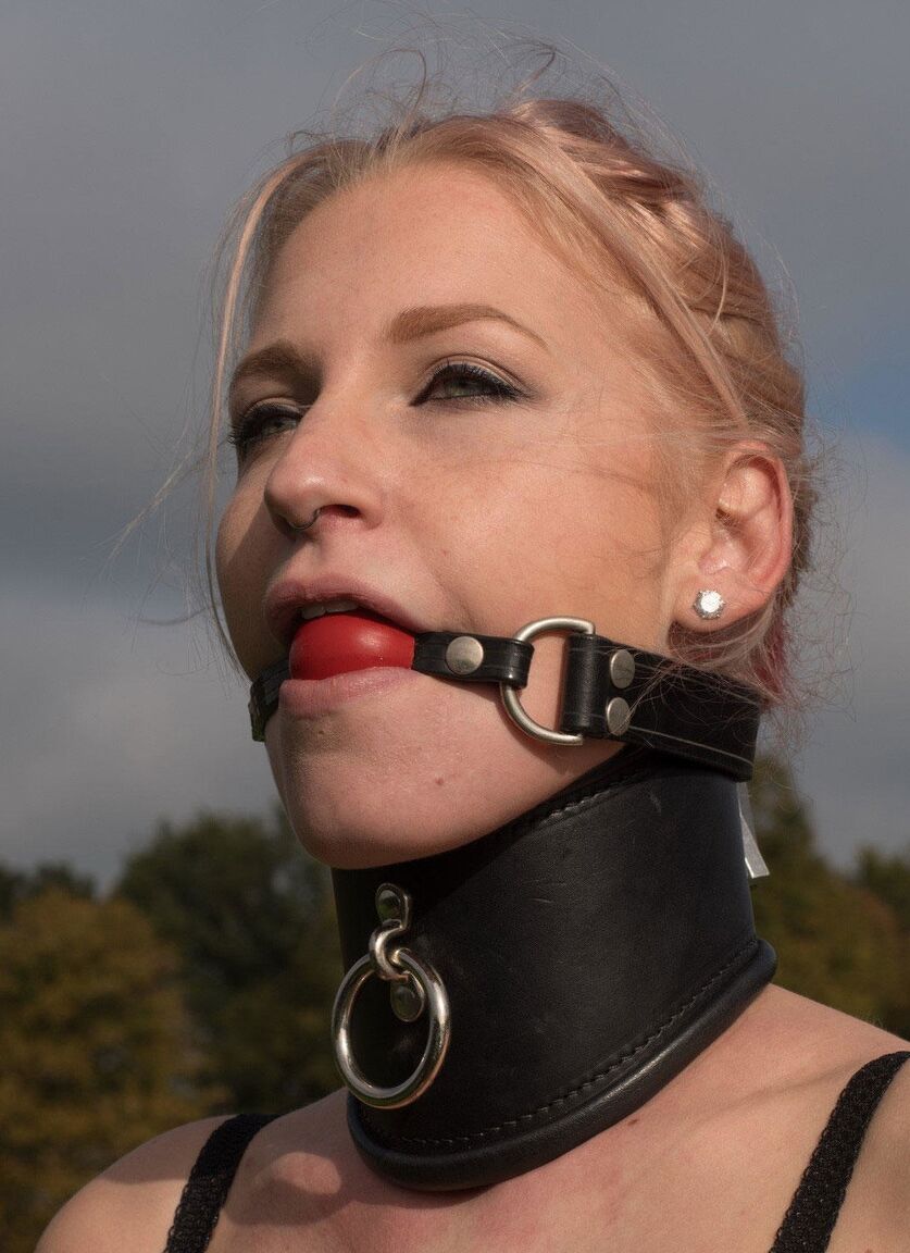 16P Die unterwürfige Blondine Arienh Autumn wird mit einem Ballknebel ausgestattet und mit Wasserschellen gefesselt