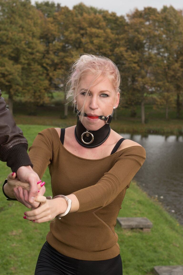 16P Die unterwürfige Blondine Arienh Autumn wird mit einem Ballknebel ausgestattet und mit Wasserschellen gefesselt
