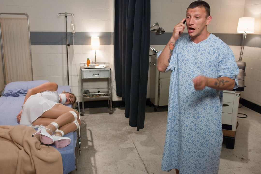 21P Блондинка-медсестра Лия Лор связана и трахается с возбужденным татуированным пациентом